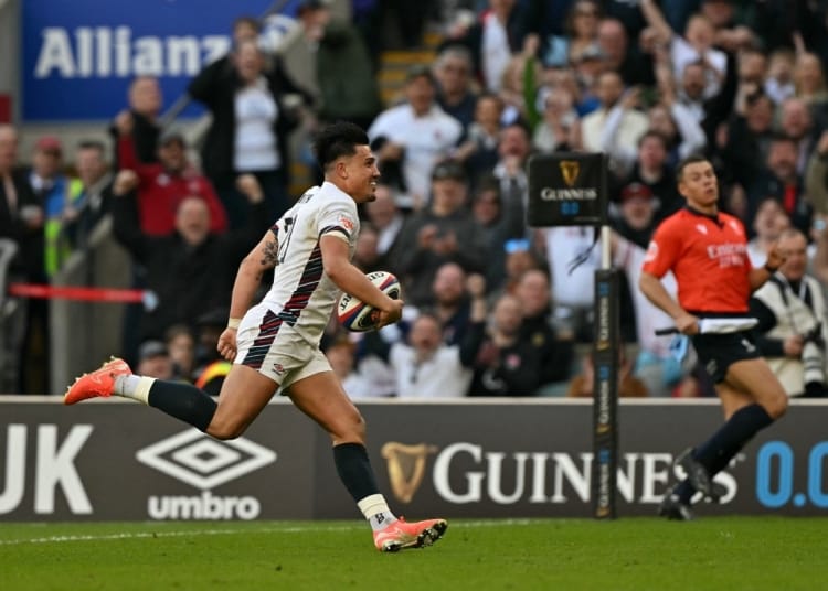 England's Marcus Smith runs to scores the team's fourth try during the Six Nations international rugby union match between England and Italy at Allianz Stadium, Twickenham, in south-west London, on March 9, 2025. (Photo by Glyn KIRK / AFP)