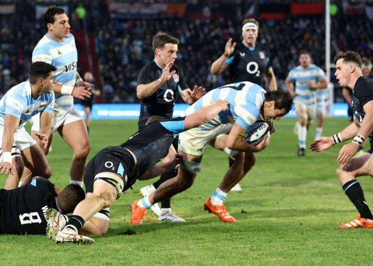 Argentina's flanker Juan Martin Gonzalez runs to elude a tackle during the international rugby test match between Argentina and England at the Jorge Luis Hirschi Stadium in La Plata, Buenos Aires province, Argentina, on July 5, 2025. (Photo by Alejandro PAGNI / AFP)